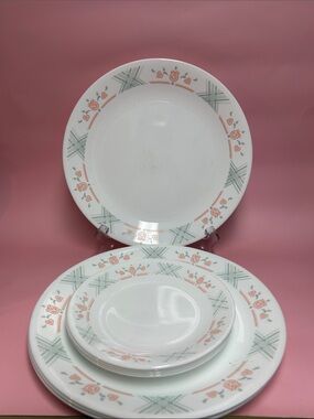 Corelle DUTCH LATTICE dinnerware 8 pcs